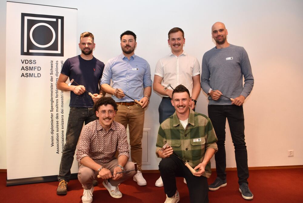 Einige der neuen VDSS-Mitglieder: frisch diplomierte Spenglermeister. Hinten: Dick Alexandre, Adrian Imlauer, Elias Müller, Simon Von Gunten, vorne: Jonas Soland und Nicolas Nadig. (Foto: Christian Zeuch)